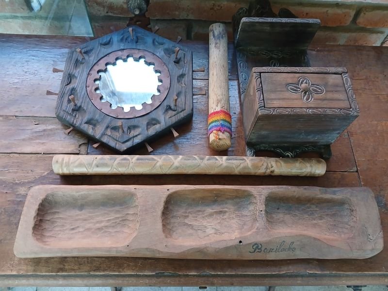 Espejo Decorativo con Repisa, Cofre, Palos de Agua y Bandeja Artesanal