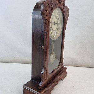 Importante Reloj de Mesa Antiguo con Caja de Madera Tallada y Péndulo - imagen 4