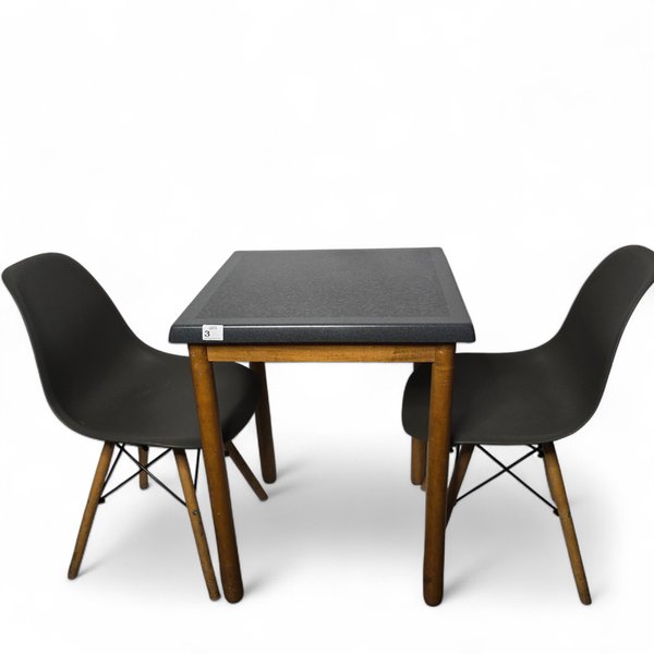 Mesa de madera con dos sillas cómodas