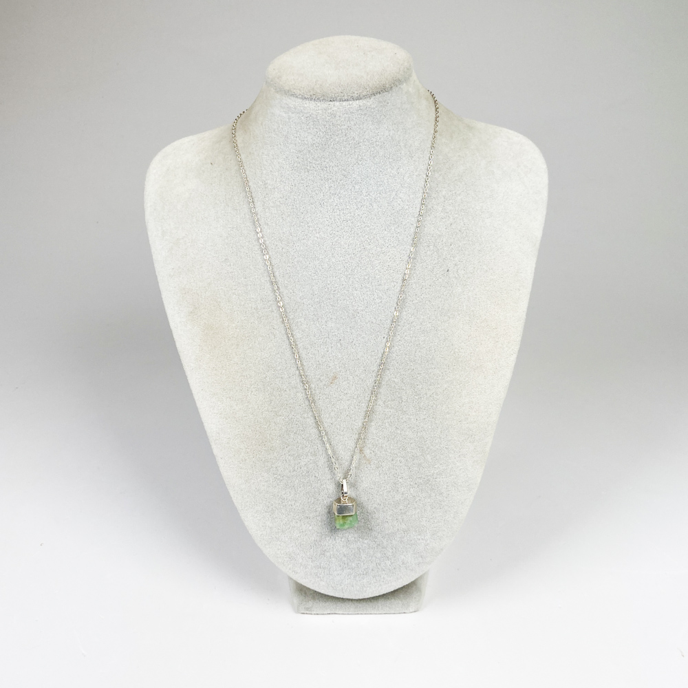 Collar de plata con colgante raíz de esmeralda - Excelente condición