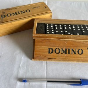 Lote anterior: Juego de Dominó Clásico en Caja de Madera