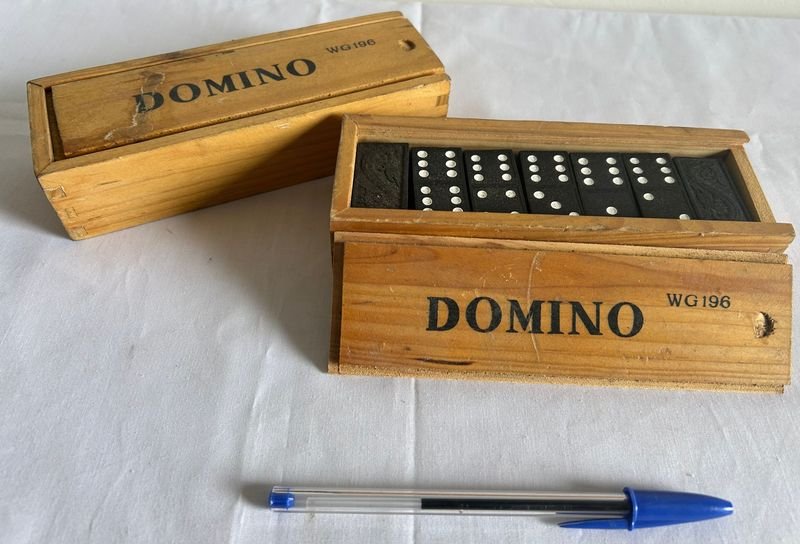 Juego de Dominó Clásico en Caja de Madera