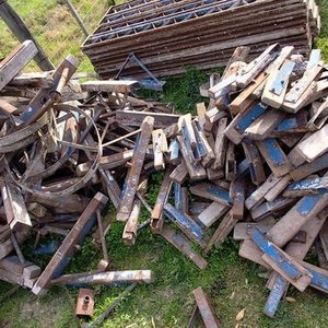 Lote de Anclajes de Hierro y Madera para Construcción - imagen 4