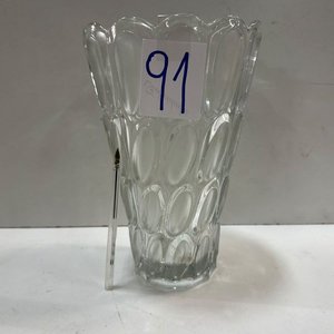Lote siguiente: Florero de Vidrio Transparente con Diseño Ovalado