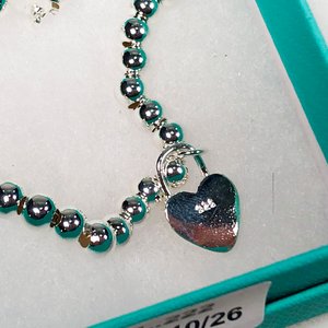 Pulsera de Dama con Dijes de Corazón y Candado en Estuche - imagen 3