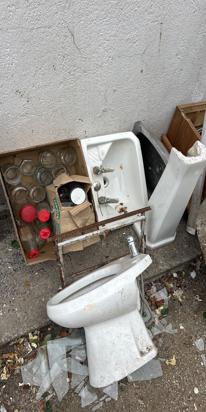 Lote de Frascos de Vidrio y Sanitarios Antiguos