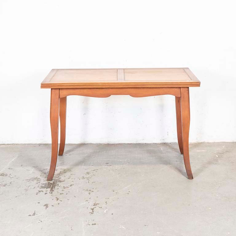 Lote siguiente: Mesa de madera con diseño antiguo