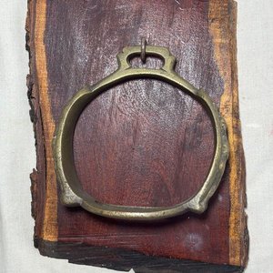 Adornos de Bronce: Espuela y Estribo Antiguos sobre Madera - imagen 2