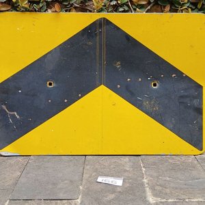 Lote siguiente: Cartel Señalización Vial Curva Peligrosa Flechas Amarillas y Negras