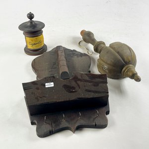 Lote siguiente: Tres piezas en madera (algún detalle), porta llave de 49 x 30,5 cm, tabaquera de 21 cm y aplique de pared de 48 cm