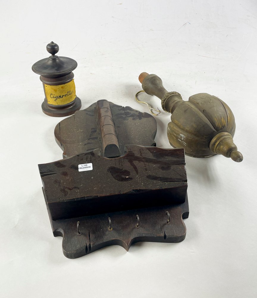 Tres Piezas de Madera: Porta Llave, Tabaquera y Aplique de Pared