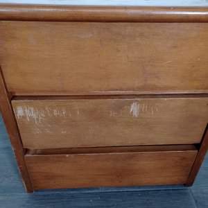 Mesa de Luz de Madera con Tres Cajones - imagen 3