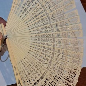Abanico antiguo de marfil tallado con intrincados diseños - imagen 4