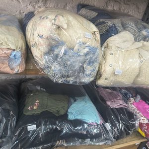 Lote de Ropa y Textiles Variados - imagen 2