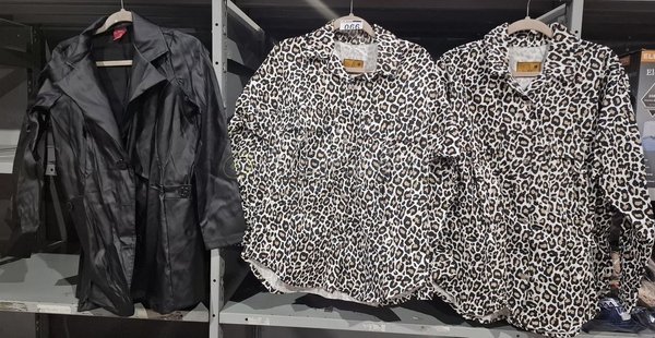 Conjunto de Ropa: Chaqueta Negra y Dos Camisas Estampadas