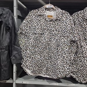 Lote siguiente: Conjunto de Ropa: Chaqueta Negra y Dos Camisas Estampadas