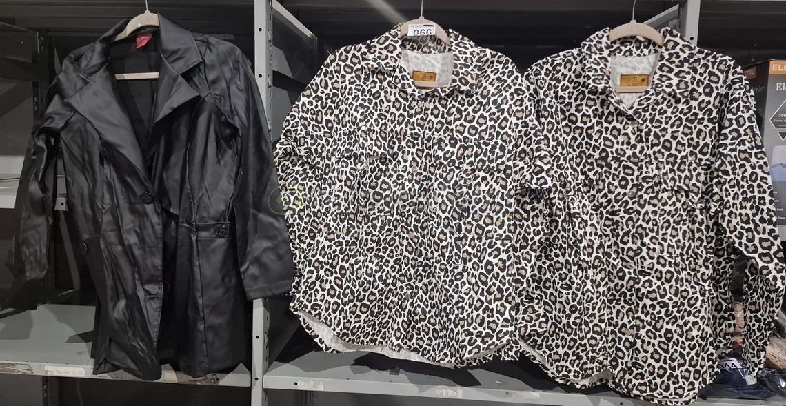 Conjunto de Ropa: Chaqueta Negra y Dos Camisas Estampadas