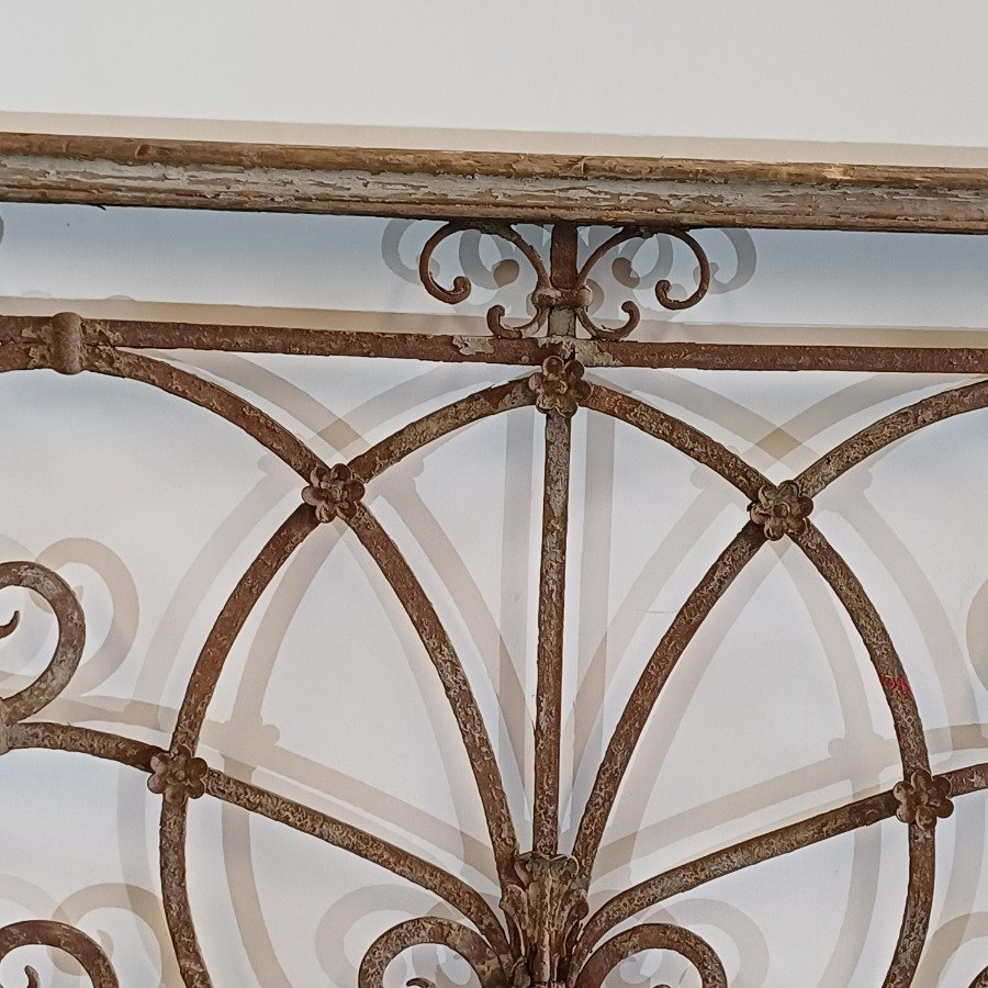 Reja antigua de hierro con diseño curvo - imagen 5