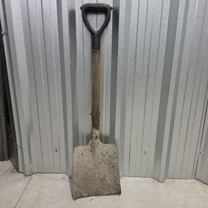 Lote de Herramientas de Jardín y Trabajo: Palas, Serrucho, Guadaña y Rastrillo - imagen 4