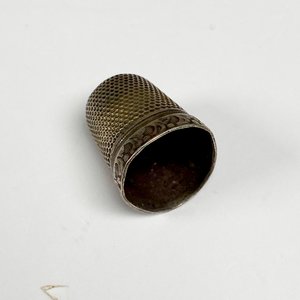 Dedal de Plata con Grabados Decorativos - imagen 4