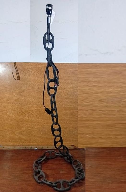 Lámpara de Pie Artesanal con Cadena de Barco, Hierro Negro