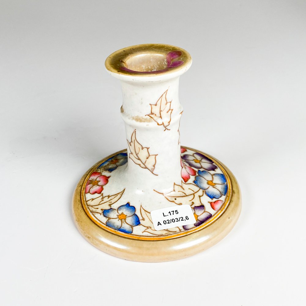 Lote anterior: Candelero de loza inglesa floral en porcelana