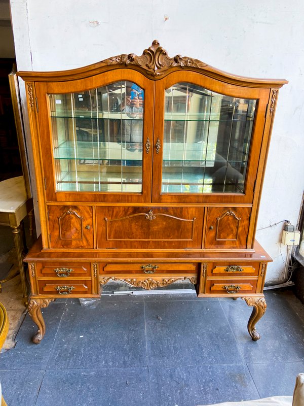 Mueble Vitrina Antigua de Madera con Cajones y Detalles Tallados - imagen 1