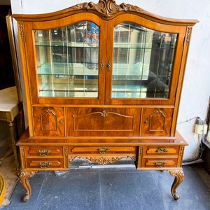 Mueble Vitrina Antigua de Madera con Cajones y Detalles Tallados - imagen 1