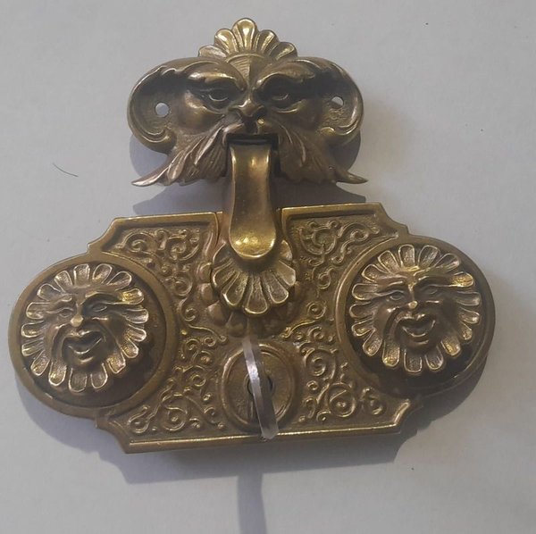 Antigua Cerradura en Bronce con figuras Mitológicas y llave - imagen 1