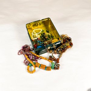 Lote anterior: Lote de Bijouterie Variada: Dijes, Collares y Pulseras