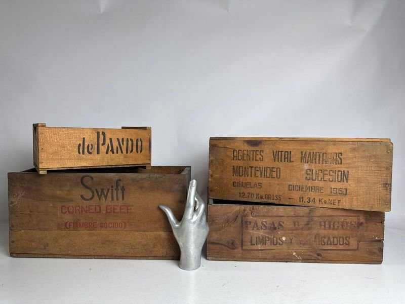 Lote anterior: Cuatro cajas de propaganda con corned beef