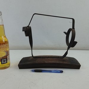Soporte Rústico para Botellas con Base de Madera y Hierro - imagen 2