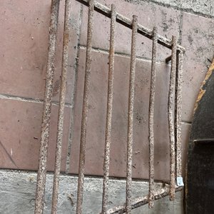 Lote siguiente: Parrilla de Metal Oxidada