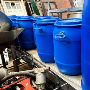 Seis Tarrinas Plásticas Azules de 70 Litros con Tapa Usada - imagen 2