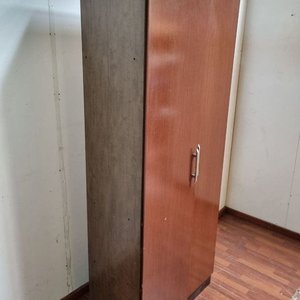 Ropero Castaño con Puertas y Estantes Interiores - imagen 3