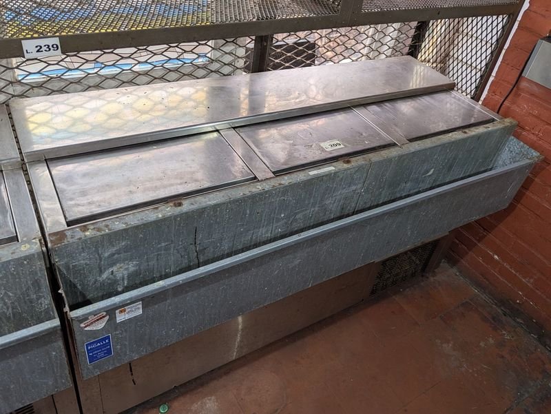 Lote siguiente: Heladera tipo botellero horizontal marca Coreco con 3 reparticiones