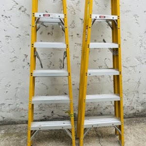 Lote #046 – Dos escaleras plegables en aluminio con detalles – una no abre - imagen 3