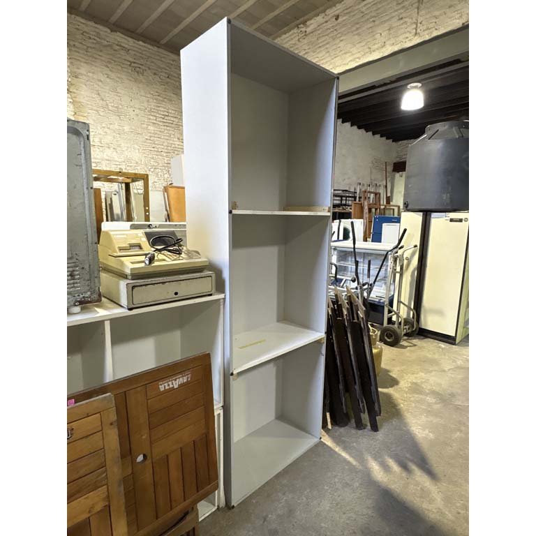 Lote anterior: Mueble MDF con estante y detalles de humedad