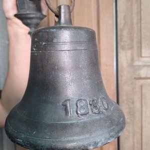 Campana Antigua de Bronce con Soporte y Cadena, Fechada 1830 - imagen 3