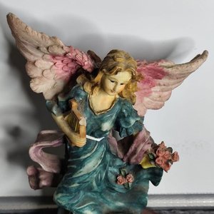 Figura de Ángel en Resina con Base de Madera - imagen 5