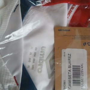 Box Set Conmemorativo "Una Vuelta Inolvidable" Luis Suárez - Club Nacional de Football (2022) Umbro XL - imagen 9
