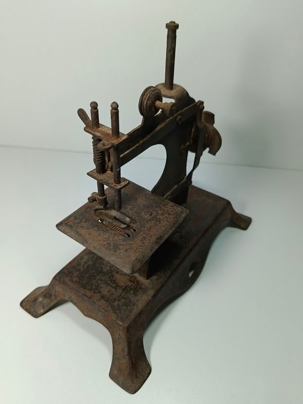 Lote anterior: Máquina de coser antigua para niños y aprendices