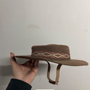 Lote siguiente: Sombrero de niño de fieltro marrón con guarda pampa