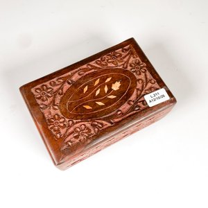 Caja de Madera Tallada con Detalles Florales - imagen 3