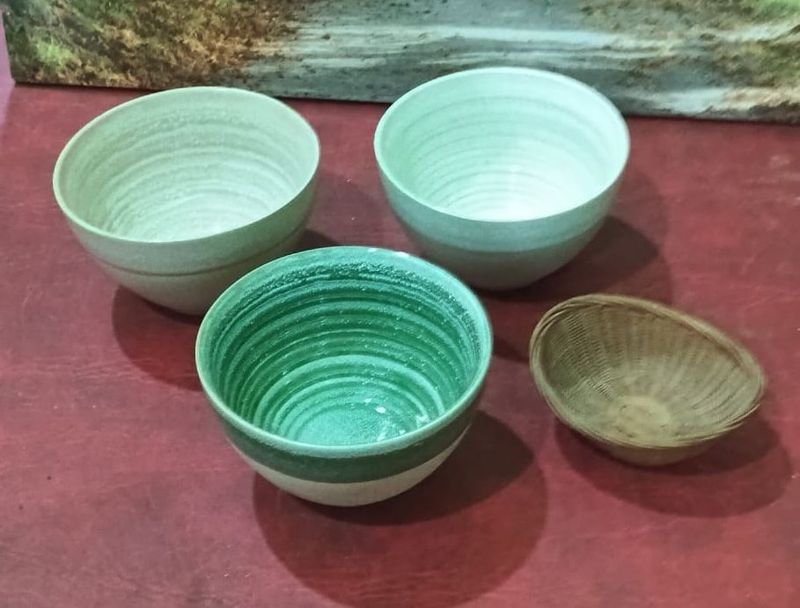 Tres tazas de cerámica en un cesto pequeño - imagen 2