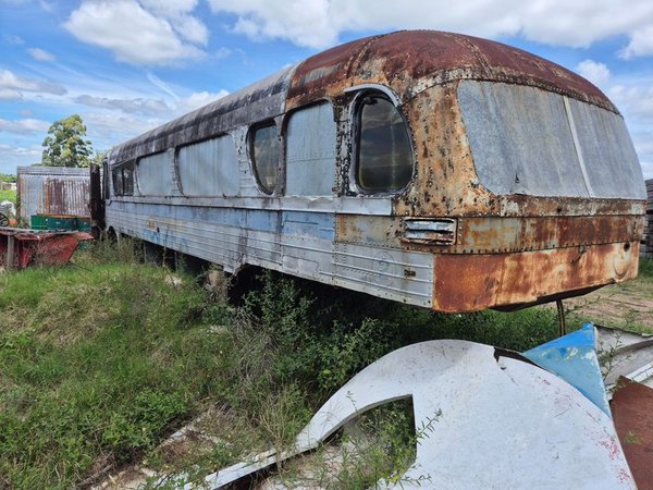 Reliquia de un autobús abandonado - imagen 4