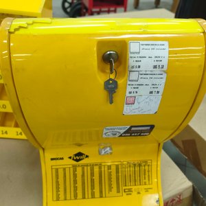 Exhibidor Comercial Amarillo "Twill" con Frente Transparente - imagen 3