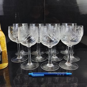 L 094 - Conjunto de copas de licor y de vino de vidrio tallado con diferentes motivos, ideales para vestir una mesa importante (Buen Estado) - imagen 3