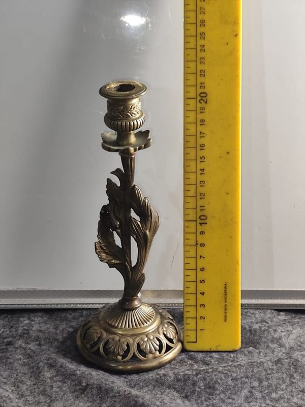 Portavelas de Bronce con Diseño Floral y Base Ornamentada