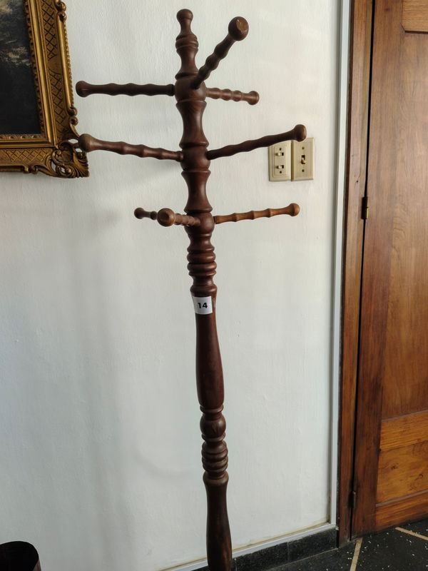 Perchero de Pie Clásico en Madera de Cedro - imagen 1